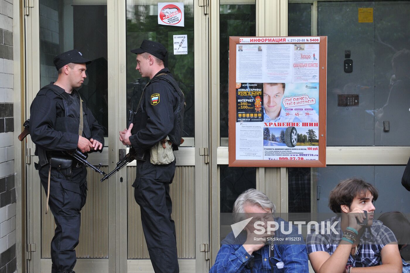 Police search blogger Alexei Navalny's apartment
