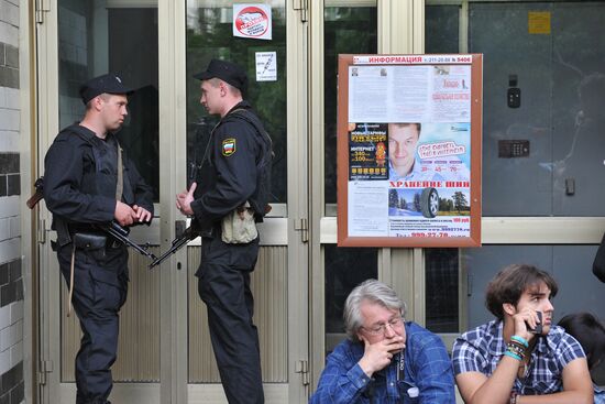 Police search blogger Alexei Navalny's apartment