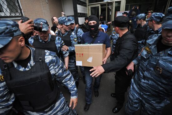 Police search blogger Alexei Navalny's apartment