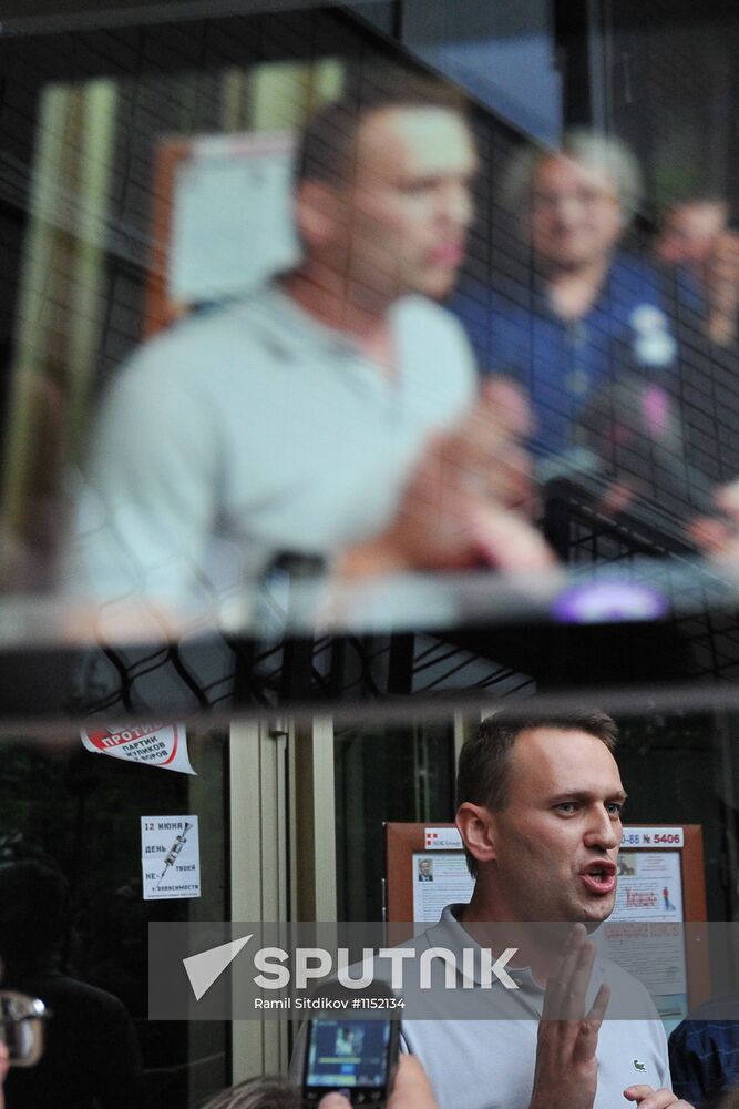 Police search blogger Alexei Navalny's apartment