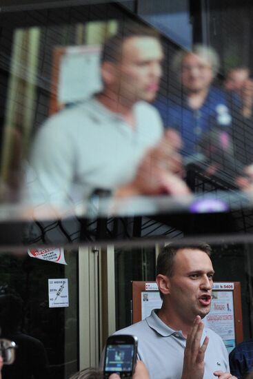Police search blogger Alexei Navalny's apartment