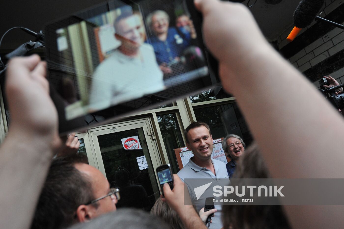 Police search blogger Alexei Navalny's apartment