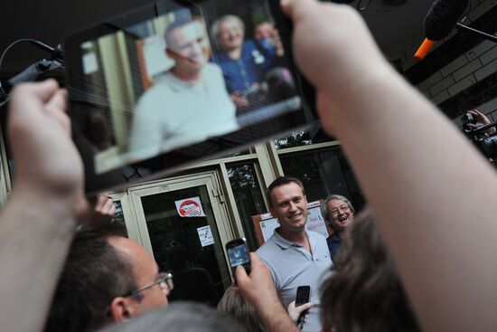 Police search blogger Alexei Navalny's apartment
