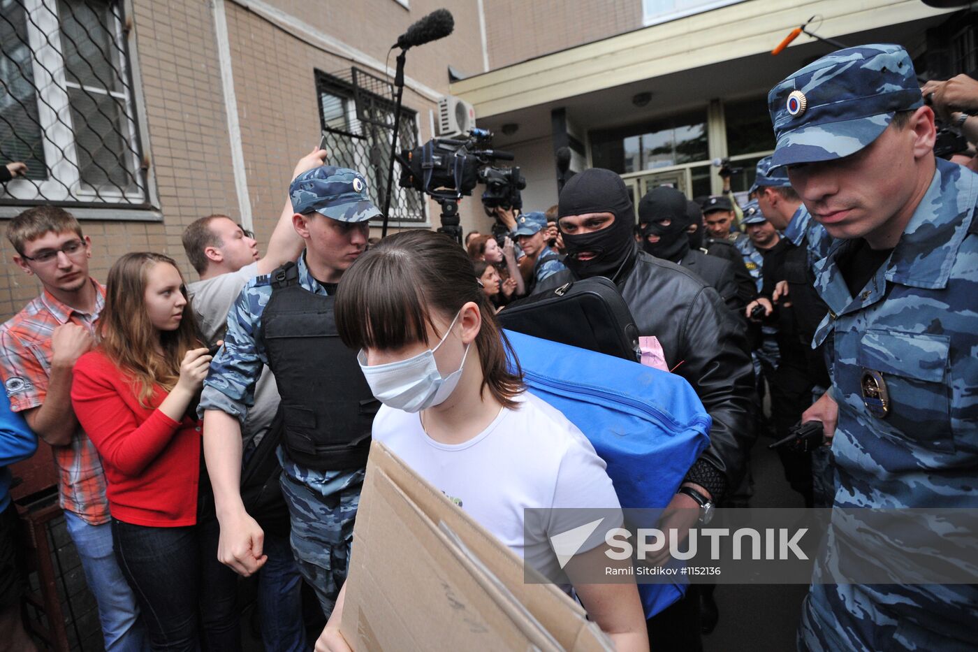 Police search blogger Alexei Navalny's apartment