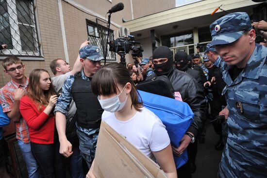 Police search blogger Alexei Navalny's apartment