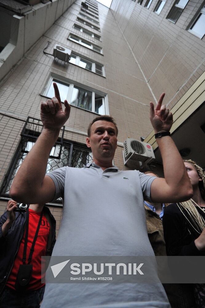 Police search blogger Alexei Navalny's apartment