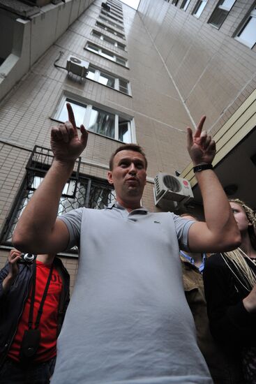 Police search blogger Alexei Navalny's apartment