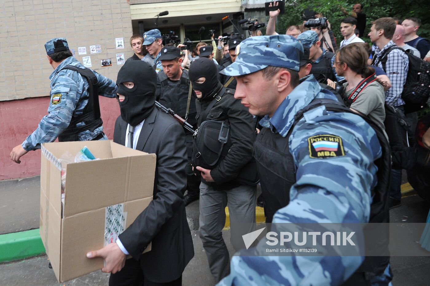 Police search blogger Alexei Navalny's apartment