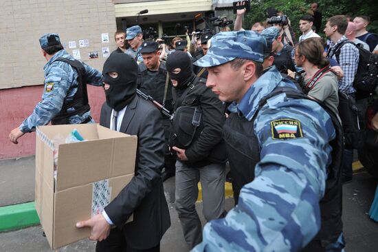 Police search blogger Alexei Navalny's apartment