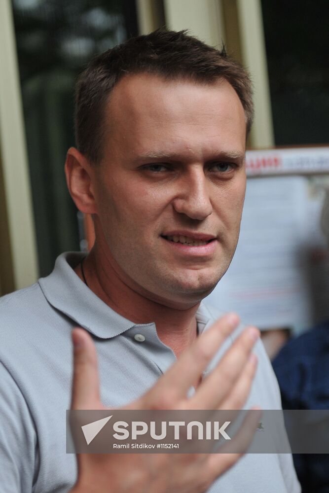 Police search blogger Alexei Navalny's apartment