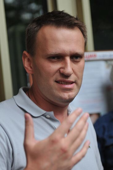 Police search blogger Alexei Navalny's apartment