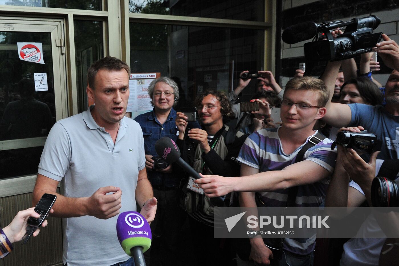 Police search blogger Alexei Navalny's apartment