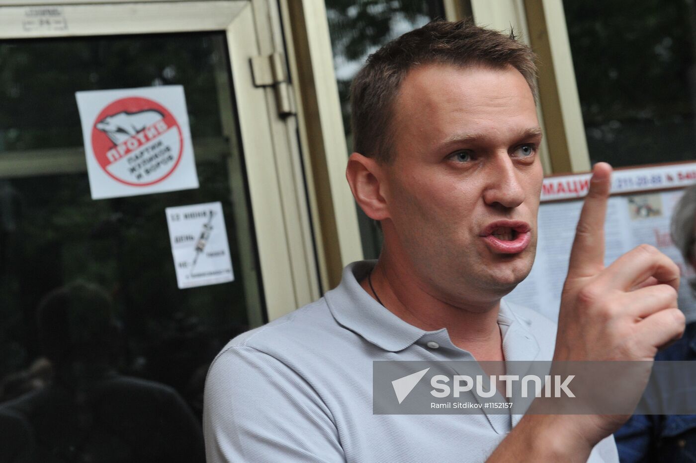 Police search blogger Alexei Navalny's apartment