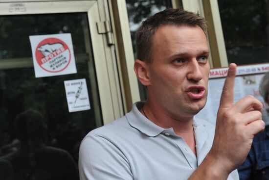 Police search blogger Alexei Navalny's apartment