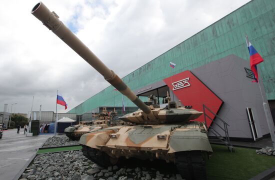 Dmitry Rogozin at arms exhibition "Eurosatory 2012" near Paris