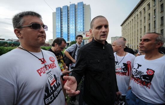 Opposition leaders arrive for interrogation