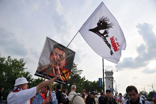 Russian fans march in Warsaw