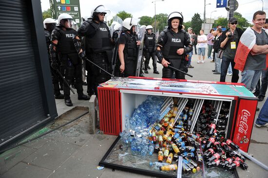 Russian fans march in Warsaw