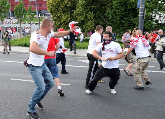 Russian fans march through Warsaw