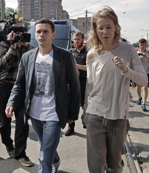 Ilya Yashin, Ksenia Sobchak arrive at Investigative Committee