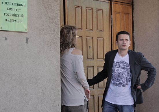 Ilya Yashin, Ksenia Sobchak arrive at Investigative Committee