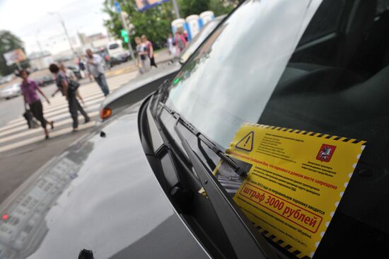 Distributing leaflets about parking rules in Moscow