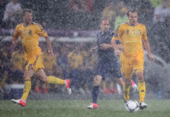 Euro 2012 match Ukraine vs. France interrupted by rain
