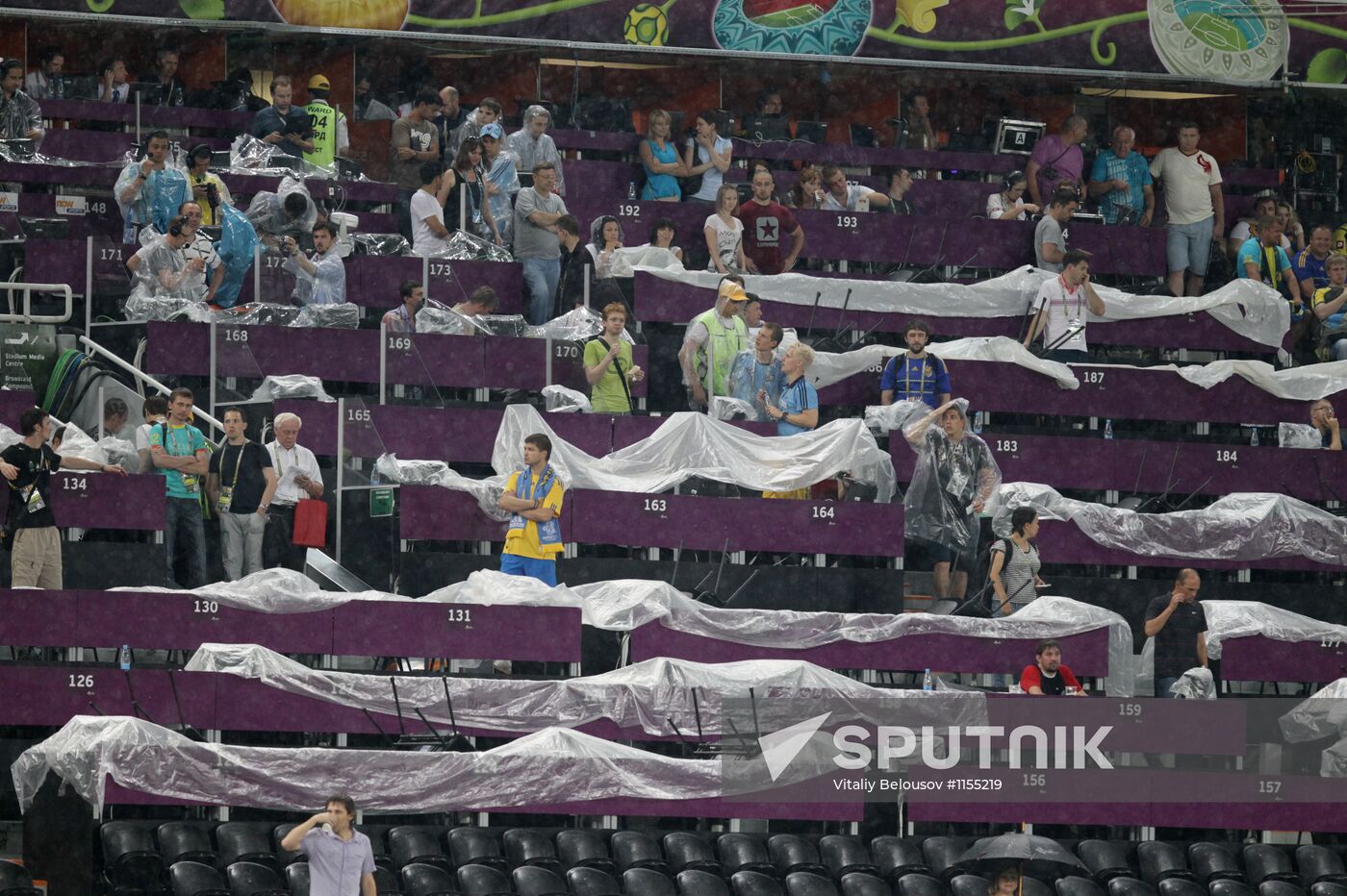 Euro 2012 match Ukraine vs. France interrupted by rain