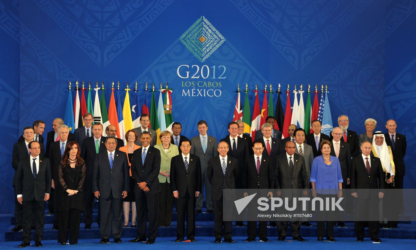 Vladimir Putin meets with Brazilian president Dilma Rusef