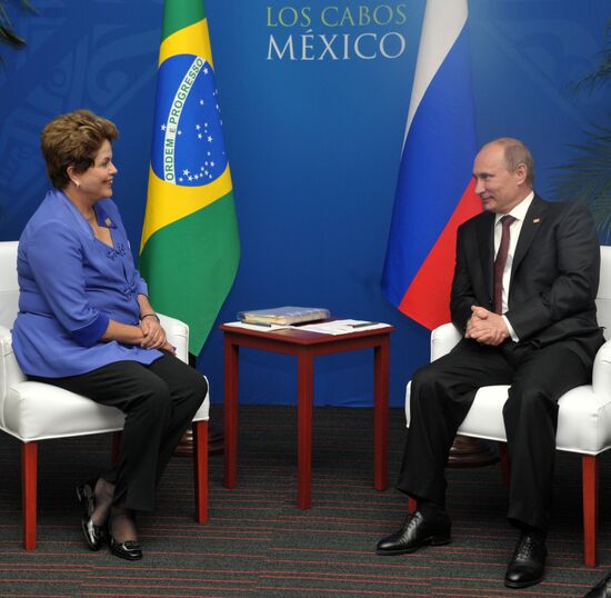 Vladimir Putin meets with Brazilian president Dilma Rusef