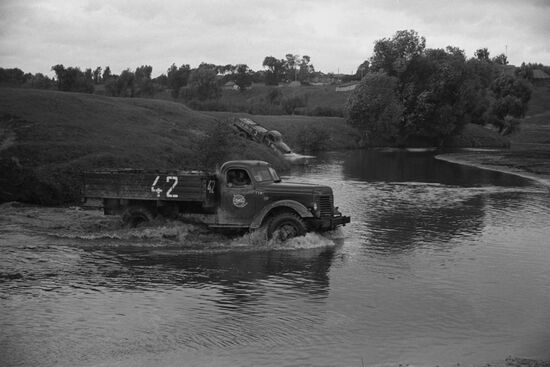 Trucks which participated in cross-country race