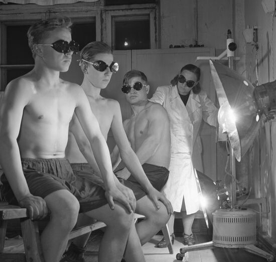 Workers in a UV-irradiation session