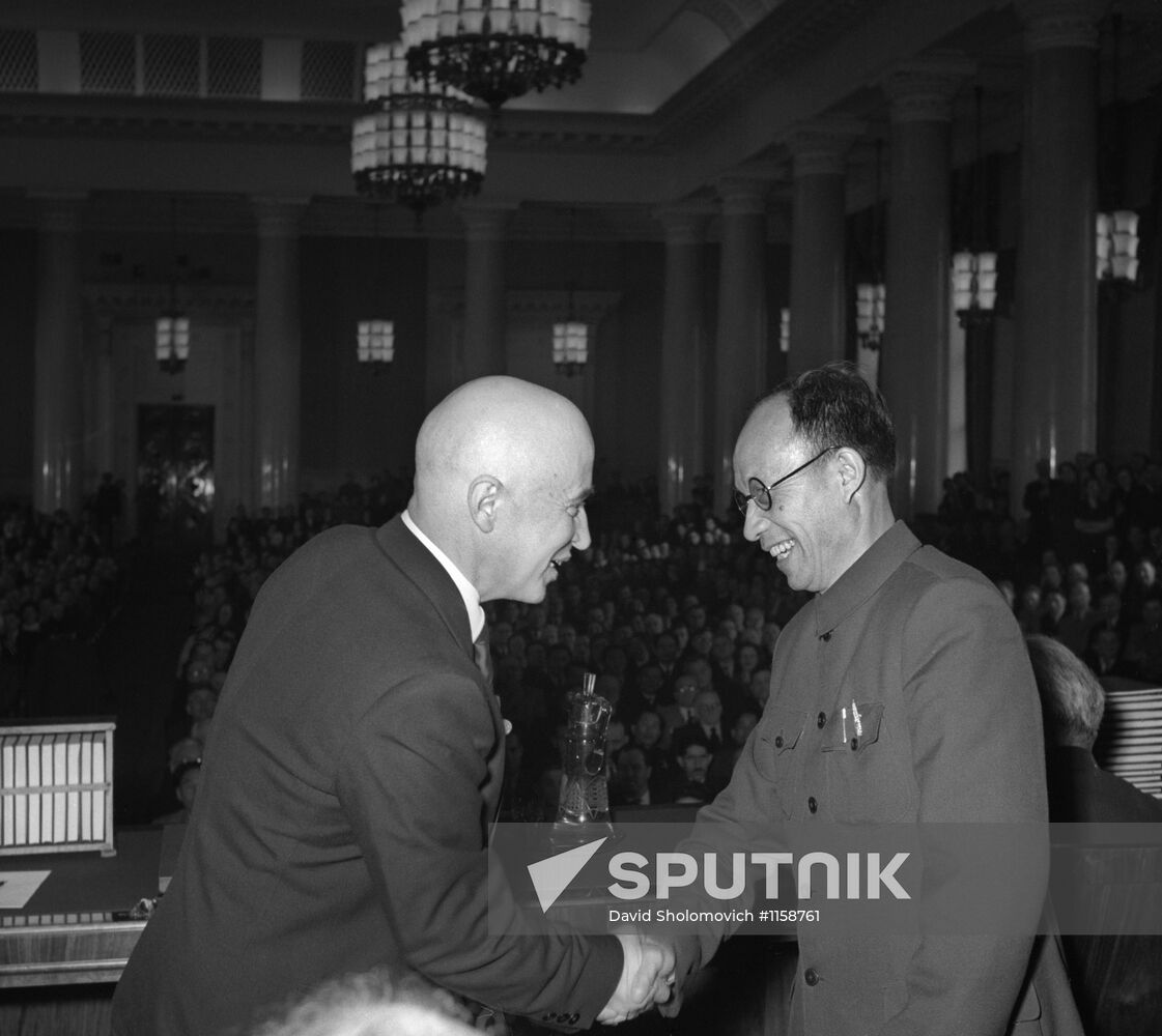 Professor Hu Xi Kui congratulates Moscow State University rector Ivan Petrovsky on 200th anniversary of MGU