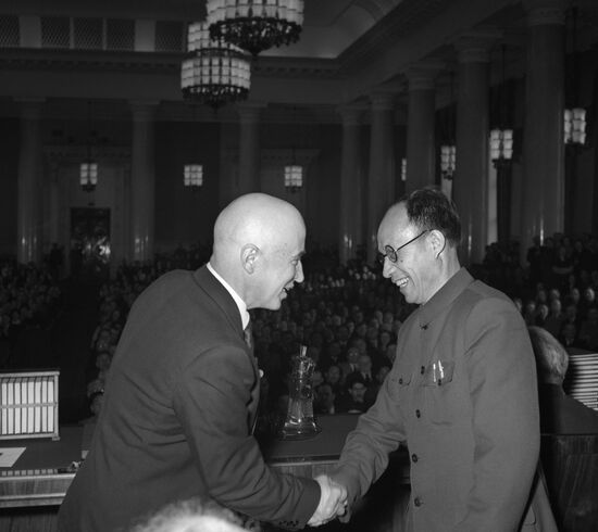 Professor Hu Xi Kui congratulates Moscow State University rector Ivan Petrovsky on 200th anniversary of MGU