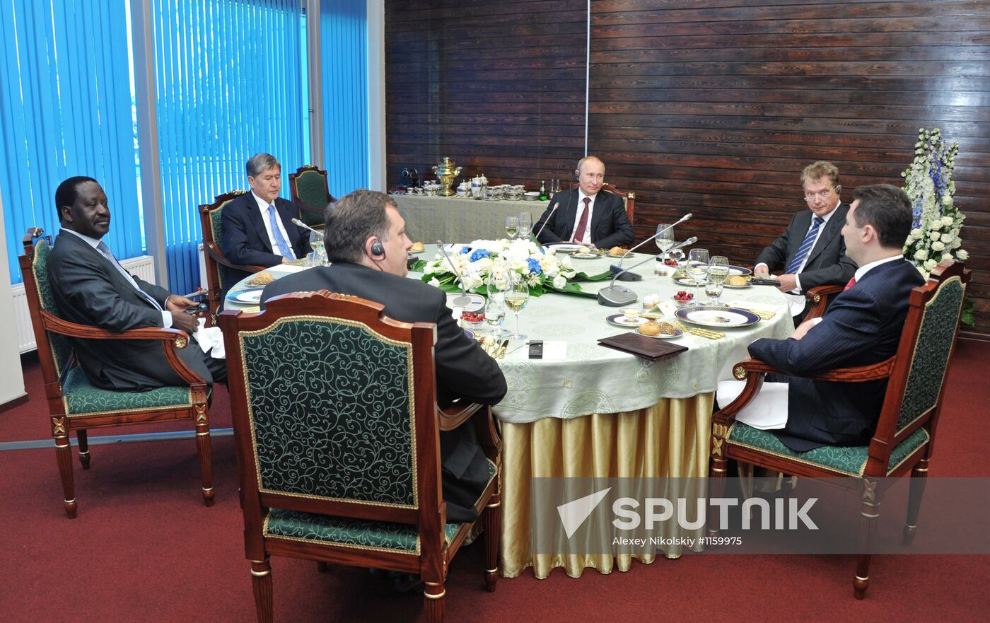 Russian president gives business breakfast, SPIEF 2012