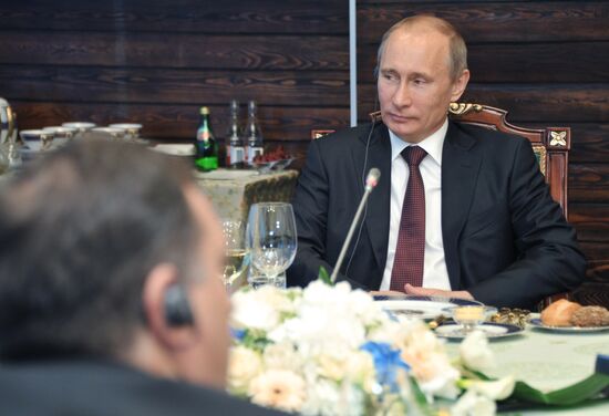 Russian president gives business breakfast, SPIEF 2012