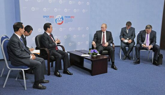 Vladimir Putin meets with He Guo-qiang in St.Petersburg