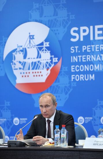 Vladimir Putin meets heads of energy companies