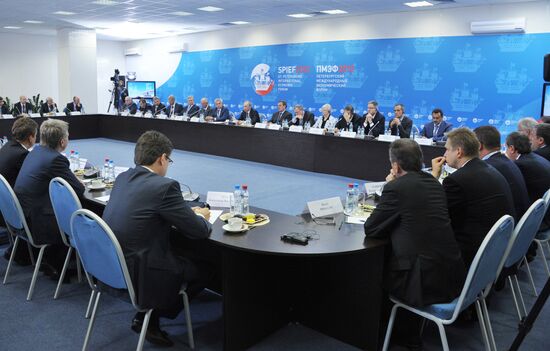 Vladimir Putin meets heads of energy companies