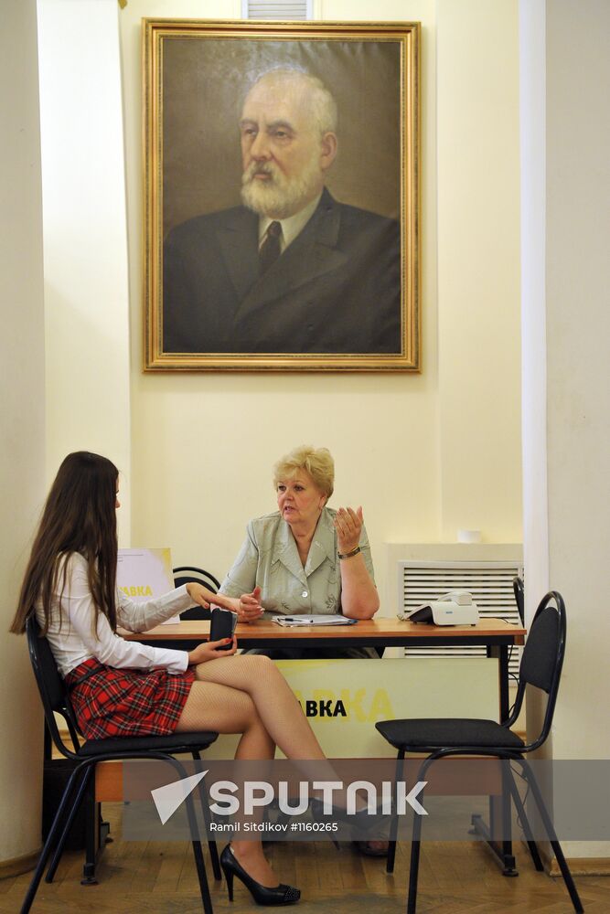 Receiving documents from applicants at N.E. Bauman MSTU