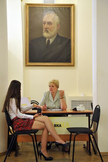 Receiving documents from applicants at N.E. Bauman MSTU