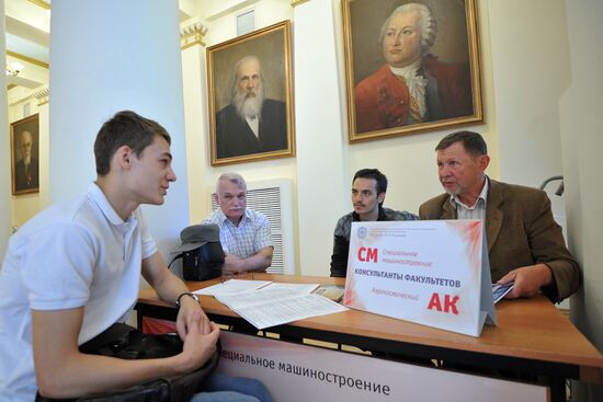 Receiving documents from applicants at N.E. Bauman MSTU