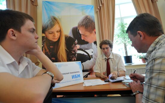 Receiving documents from applicants at N.E. Bauman MSTU