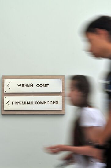 Receiving documents from applicants at N.E. Bauman MSTU