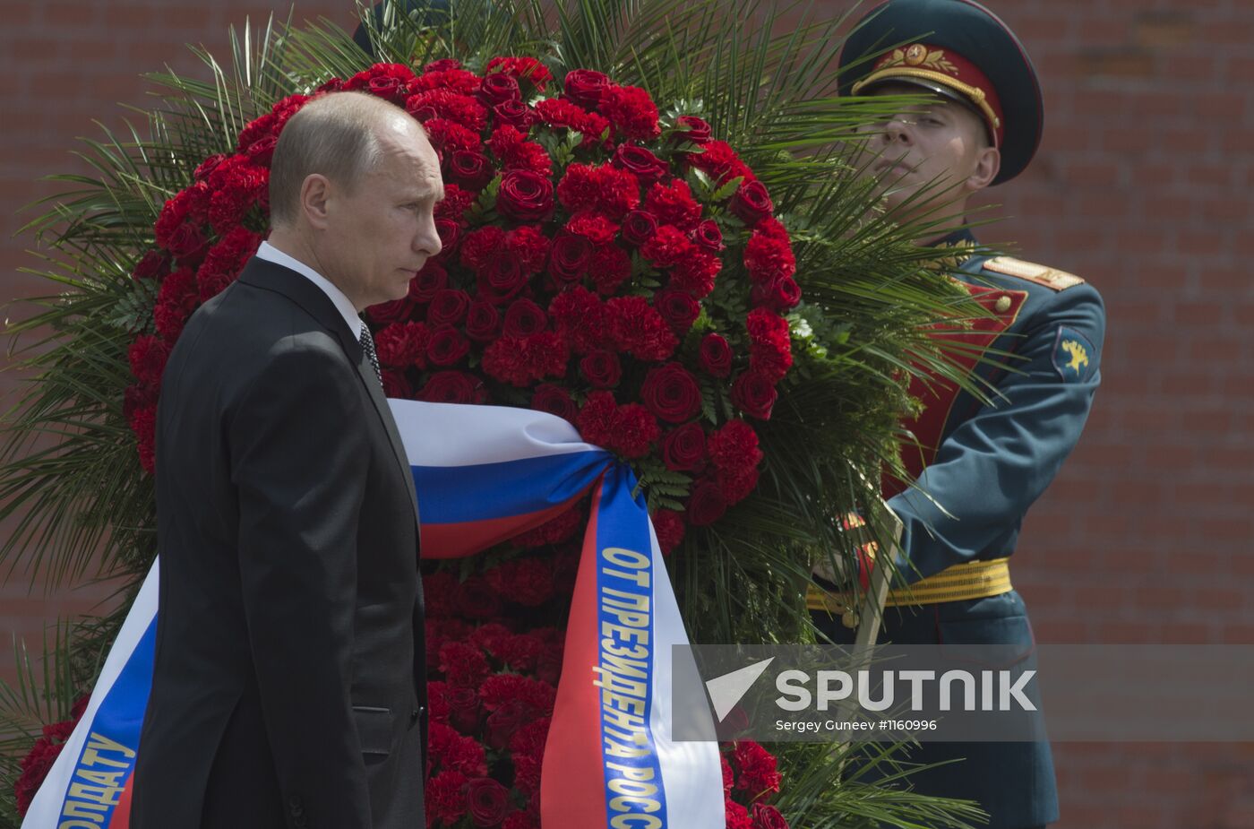 Vladimir Putin lays wreath at Tomb of Unknown Soldier