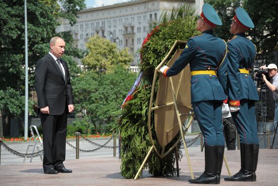 Vladimir Putin lays wreath at Tomb of Unknown Soldier