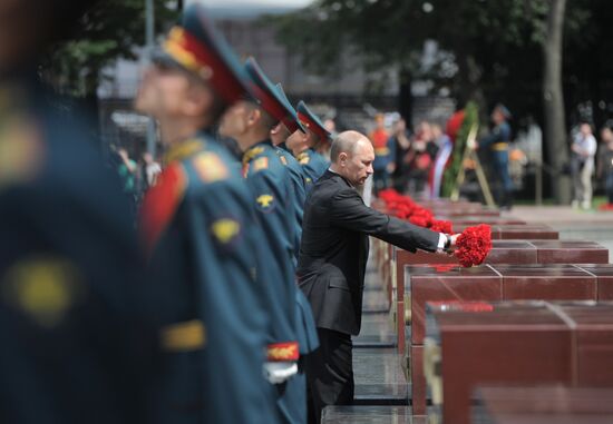 Vladimir Putin lays flowers at Hero Cities Memorial