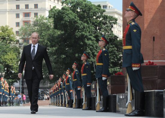 Vladimir Putin lays flowers at Hero Cities Memorial