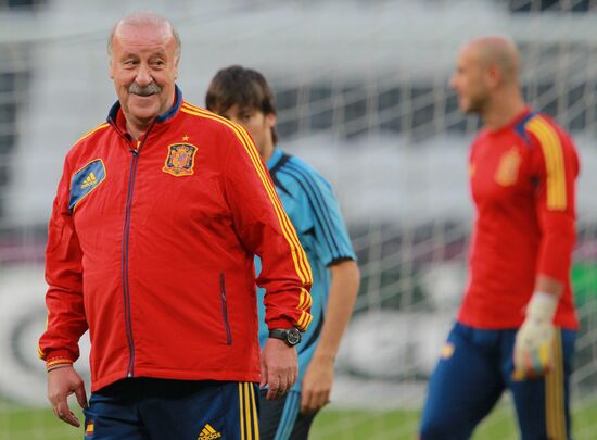 Football. Euro 2012. Spain and France teams training
