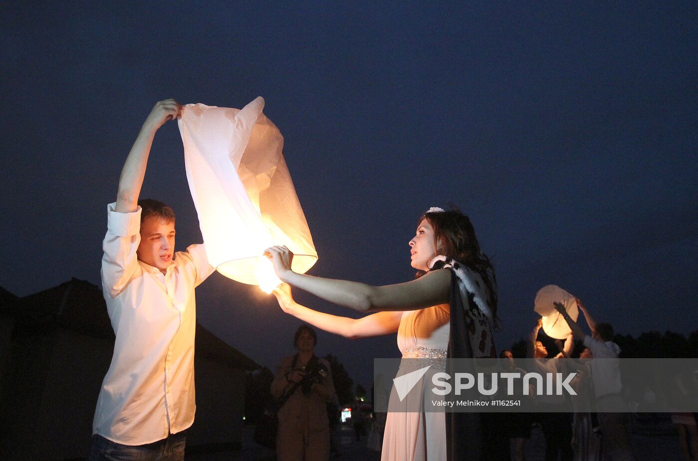 Moscow school graduates celebrate at Poklonnaya Hill